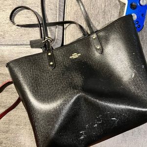 Large coach bag. Not sure if it’s real or fake. Selling in as in condition.